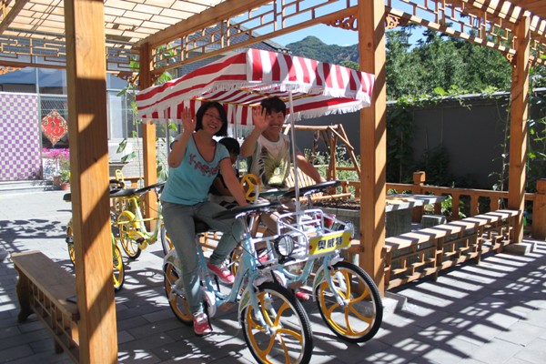 农家院给游客购置了双人自行车