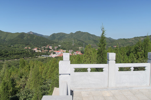 纪念碑下俯瞰花峪村
